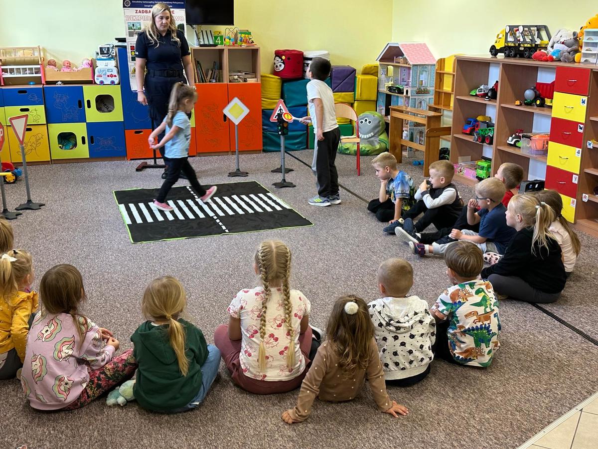 Obraz przedstawiający Policjanci uczą dzieci bezpiecznej drogi do szkoły