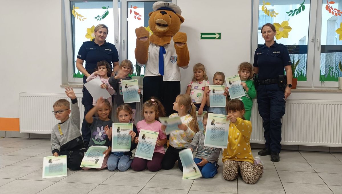 Obraz przedstawiający Policjanci uczą dzieci bezpiecznej drogi do szkoły