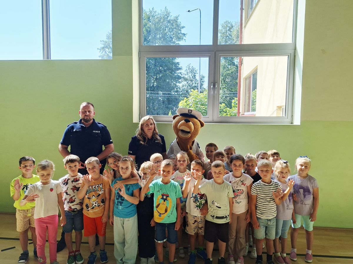 Obraz przedstawiający Policjanci uczą dzieci bezpiecznej drogi do szkoły