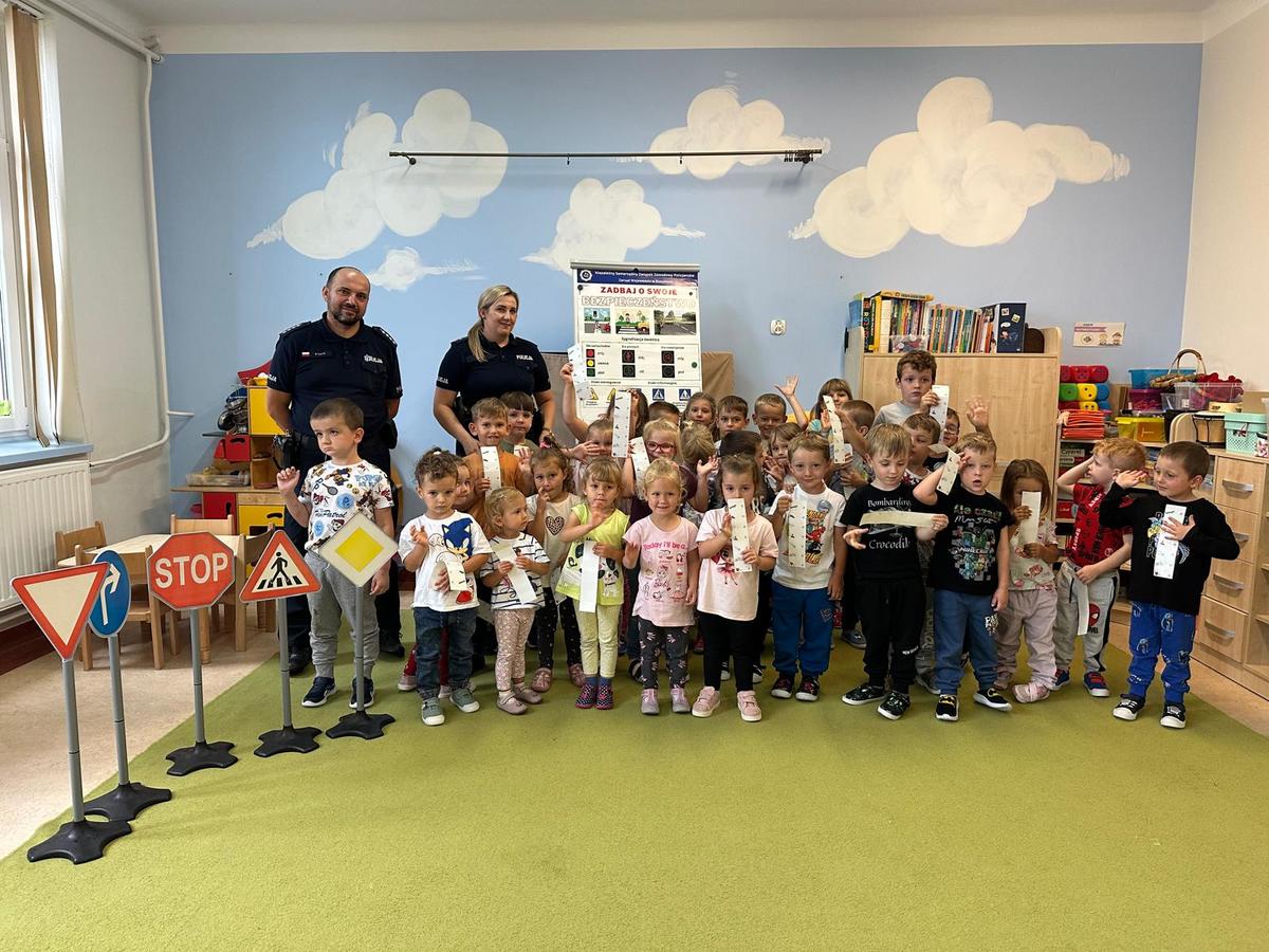 Obraz przedstawiający Policjanci uczą dzieci bezpiecznej drogi do szkoły