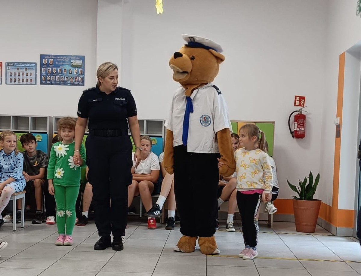Obraz przedstawiający Policjanci uczą dzieci bezpiecznej drogi do szkoły