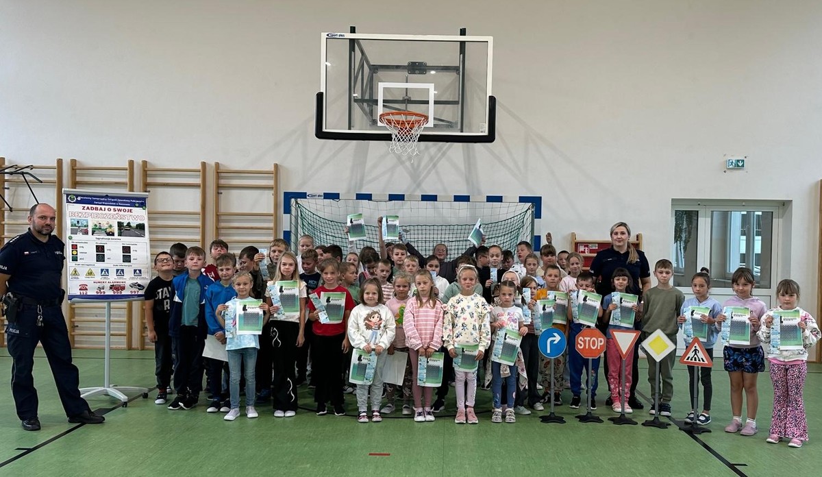 Obraz przedstawiający Policjanci uczą dzieci bezpiecznej drogi do szkoły