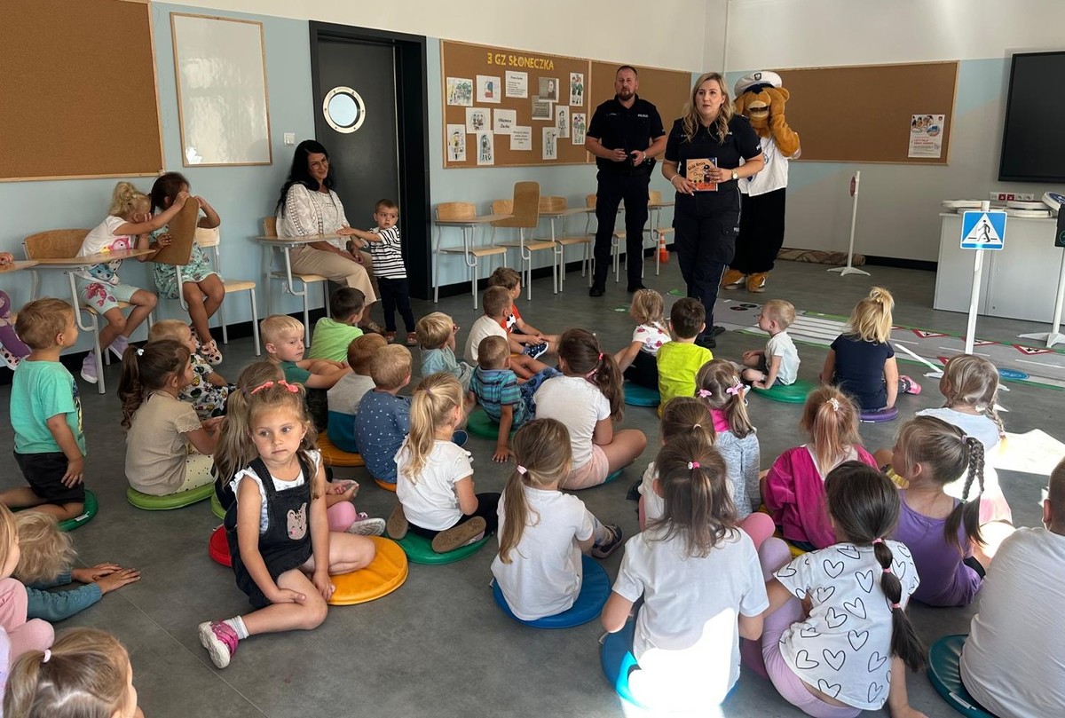 Obraz przedstawiający Policjanci uczą dzieci bezpiecznej drogi do szkoły