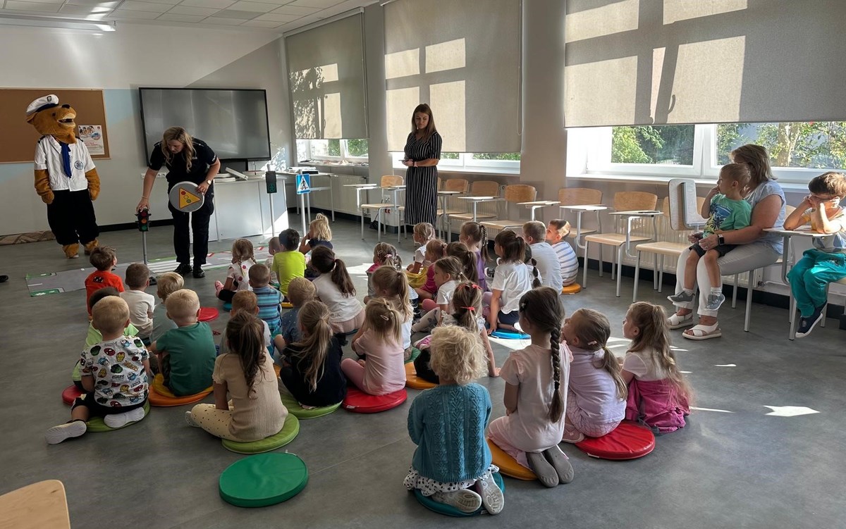 Obraz przedstawiający Policjanci uczą dzieci bezpiecznej drogi do szkoły