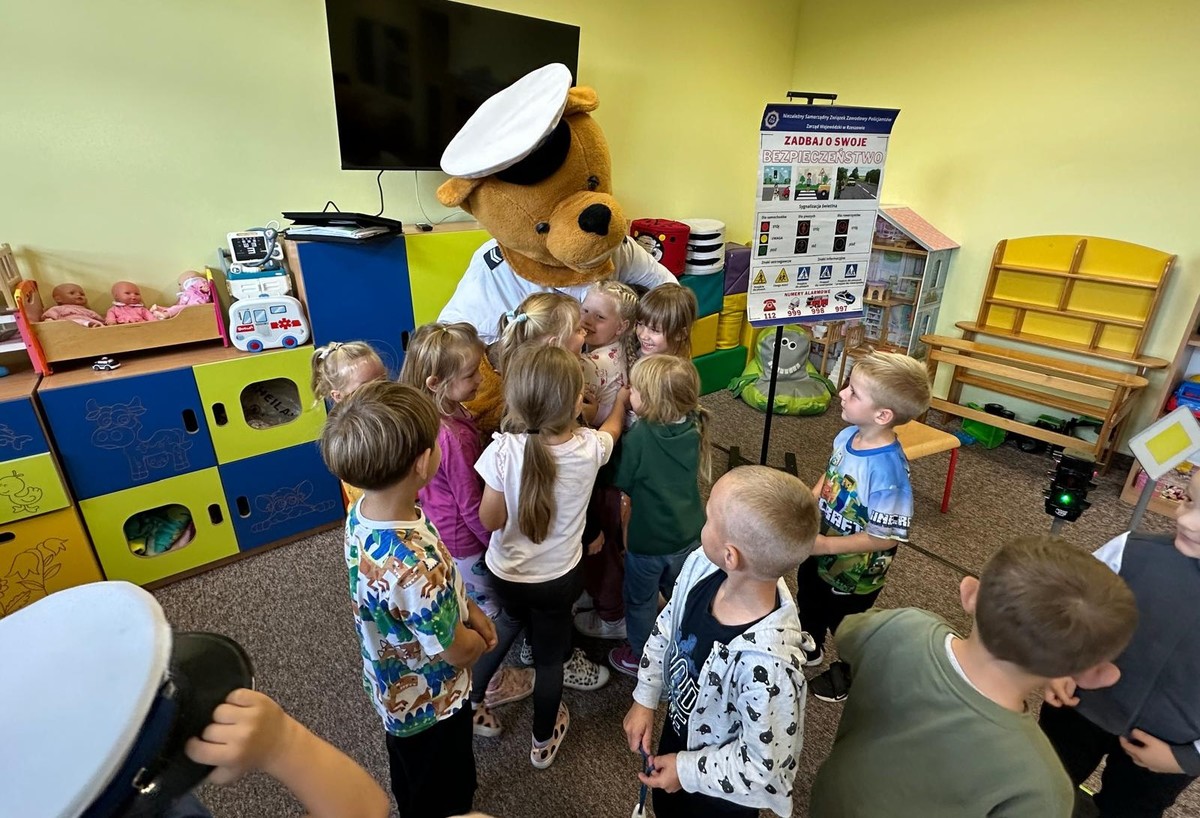 Obraz przedstawiający Policjanci uczą dzieci bezpiecznej drogi do szkoły