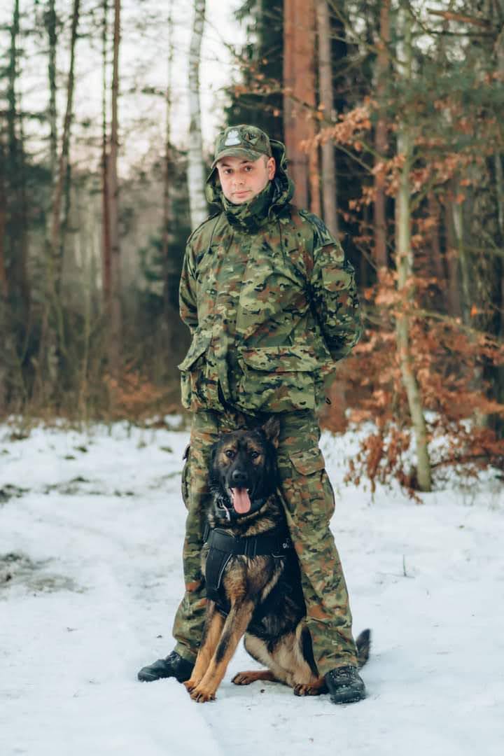 Obraz przedstawiający Szlachetny gest funkcjonariusza z Lubaczowa. Oddał szpik dla pacjentki z USA