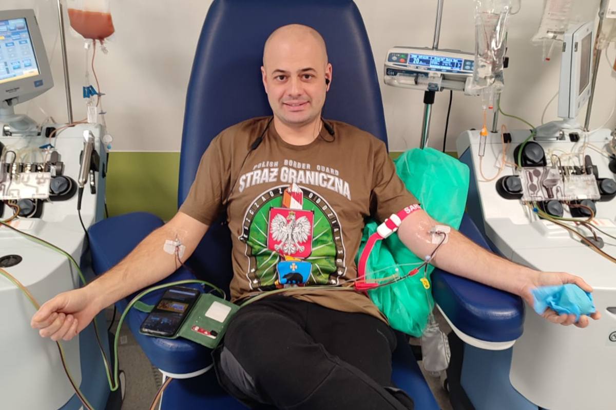 Obraz przedstawiający Szlachetny gest funkcjonariusza z Lubaczowa. Oddał szpik dla pacjentki z USA