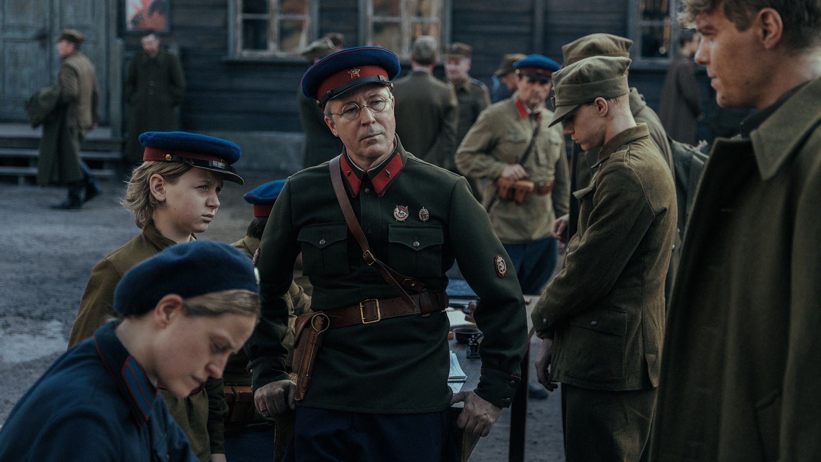 Obraz przedstawiający "Pojedynek” ze scenami ze Starych Oleszyc przedpremierowo w Rzeszowie