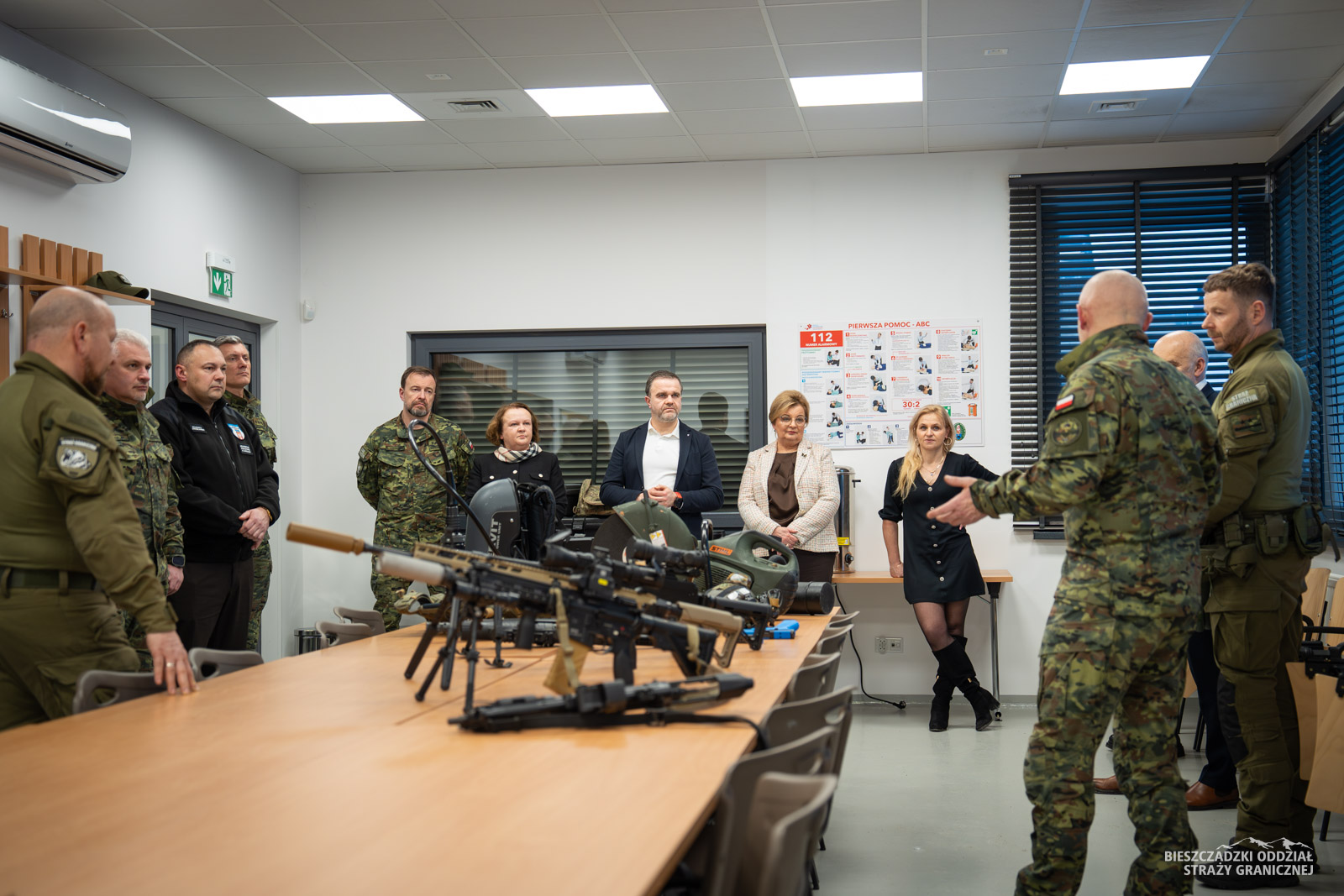 Obraz przedstawiający Barbara Broź uczestniczyła w spotkaniu z kierownictwem Straży Granicznej