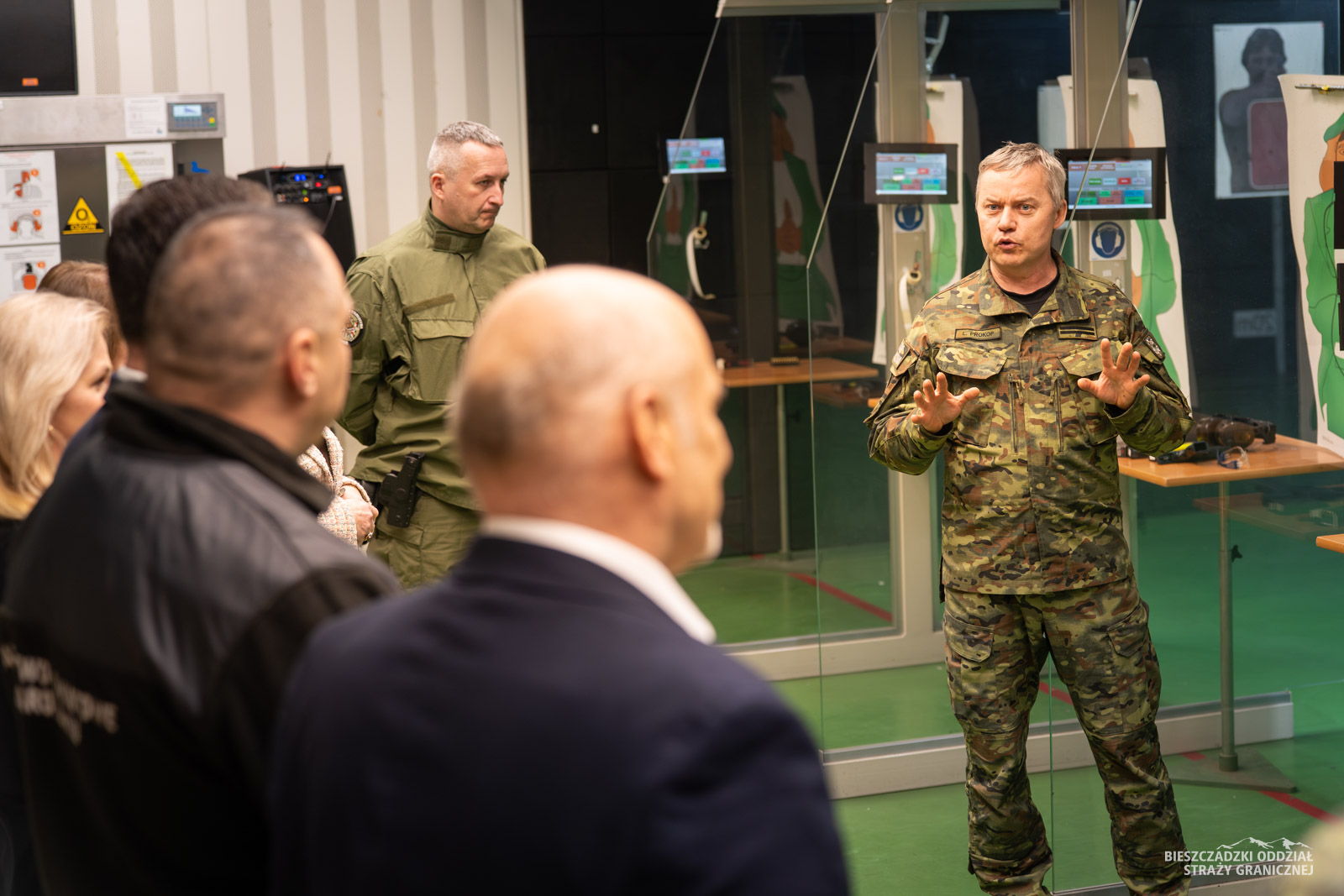 Obraz przedstawiający Barbara Broź uczestniczyła w spotkaniu z kierownictwem Straży Granicznej