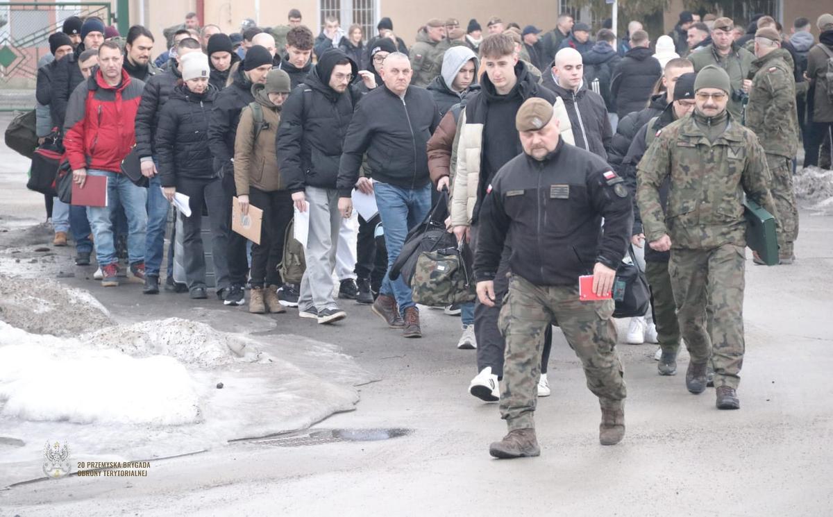 Obraz przedstawiający Ferie z mundurem. Ochotnicy z powiatu lubaczowskiego rozpoczęli służbę w WOT