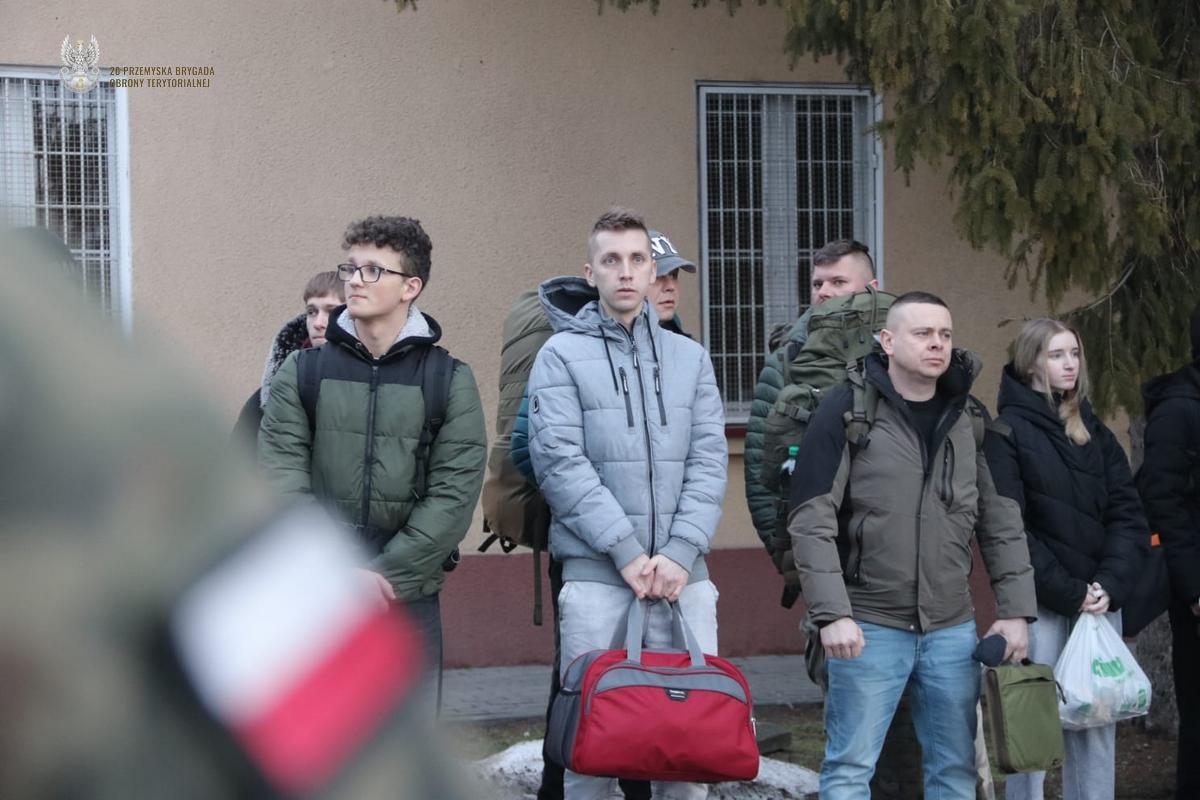 Obraz przedstawiający Ferie z mundurem. Ochotnicy z powiatu lubaczowskiego rozpoczęli służbę w WOT