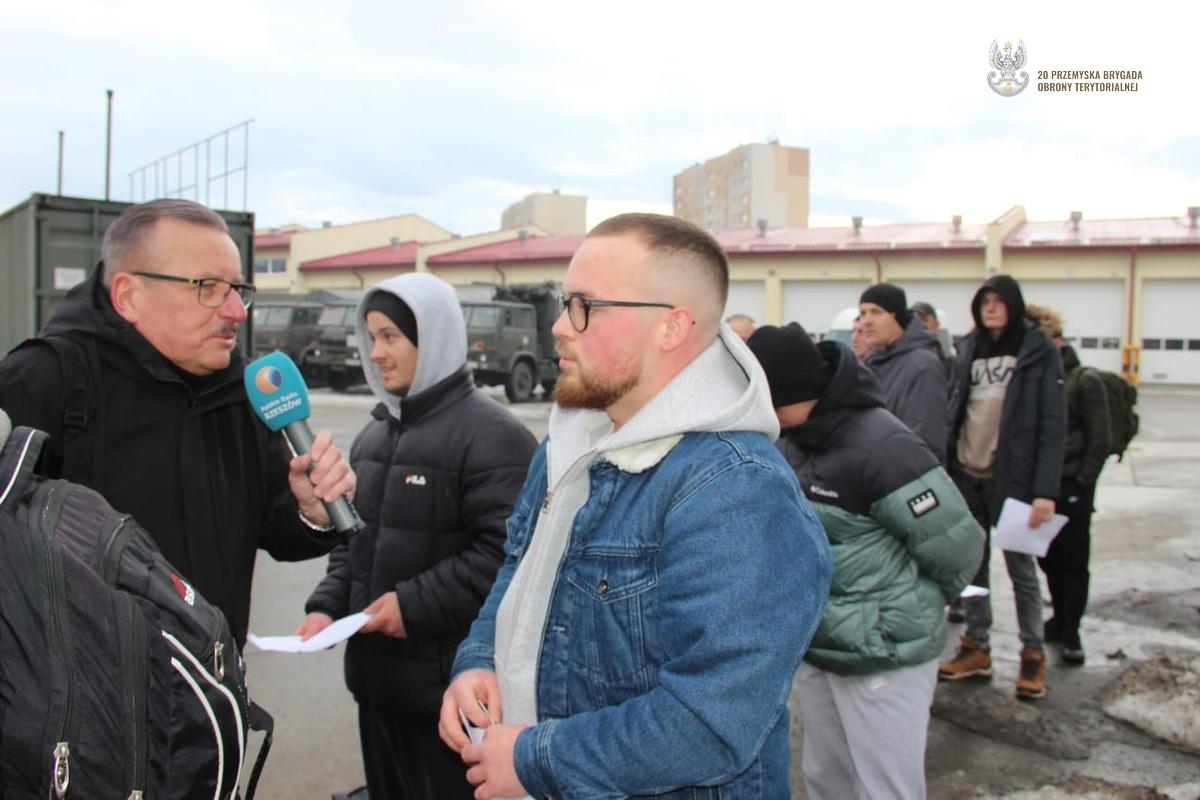 Obraz przedstawiający Ferie z mundurem. Ochotnicy z powiatu lubaczowskiego rozpoczęli służbę w WOT
