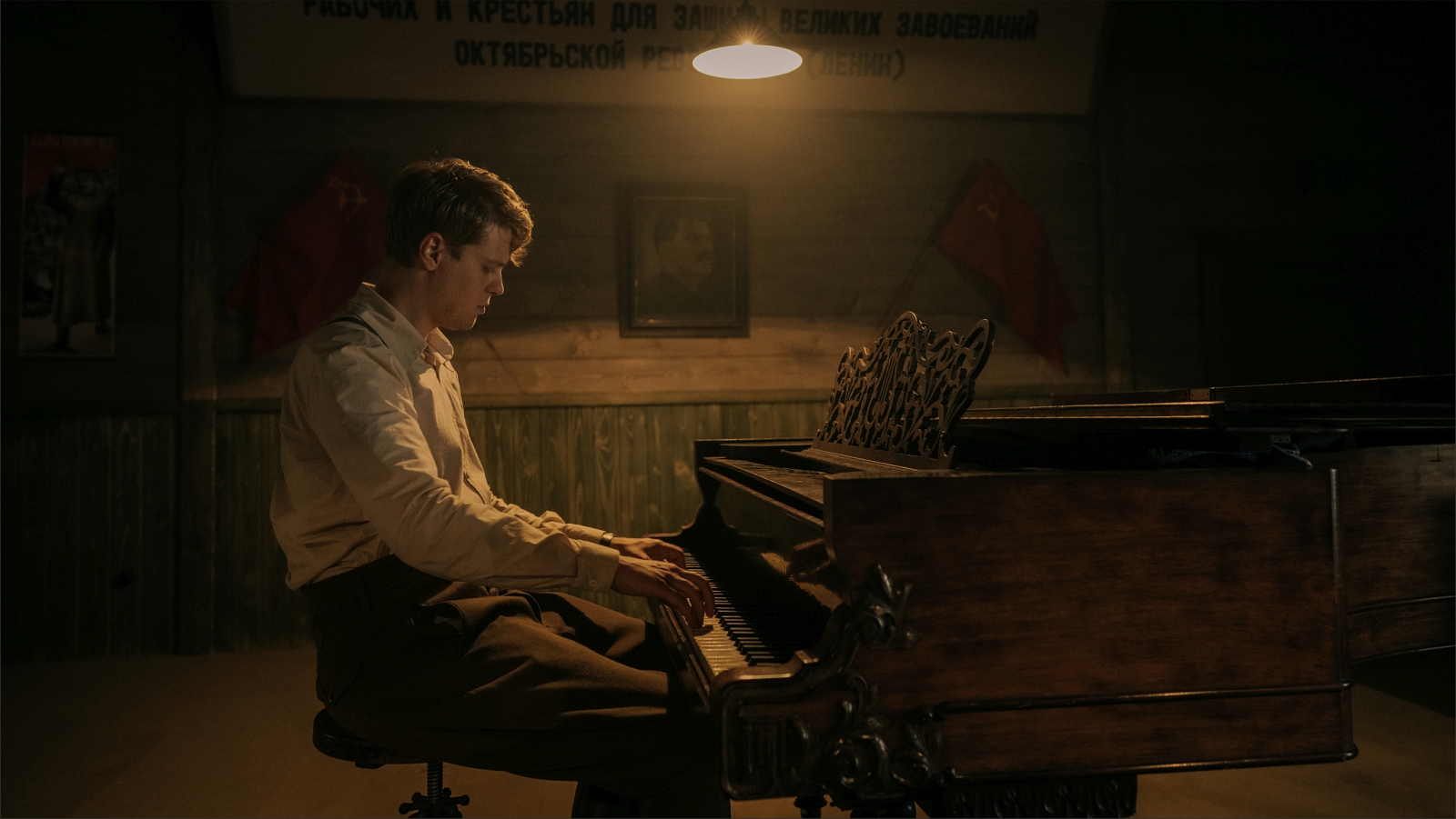 Obraz przedstawiający "Pojedynek” ze scenami ze Starych Oleszyc przedpremierowo w Rzeszowie