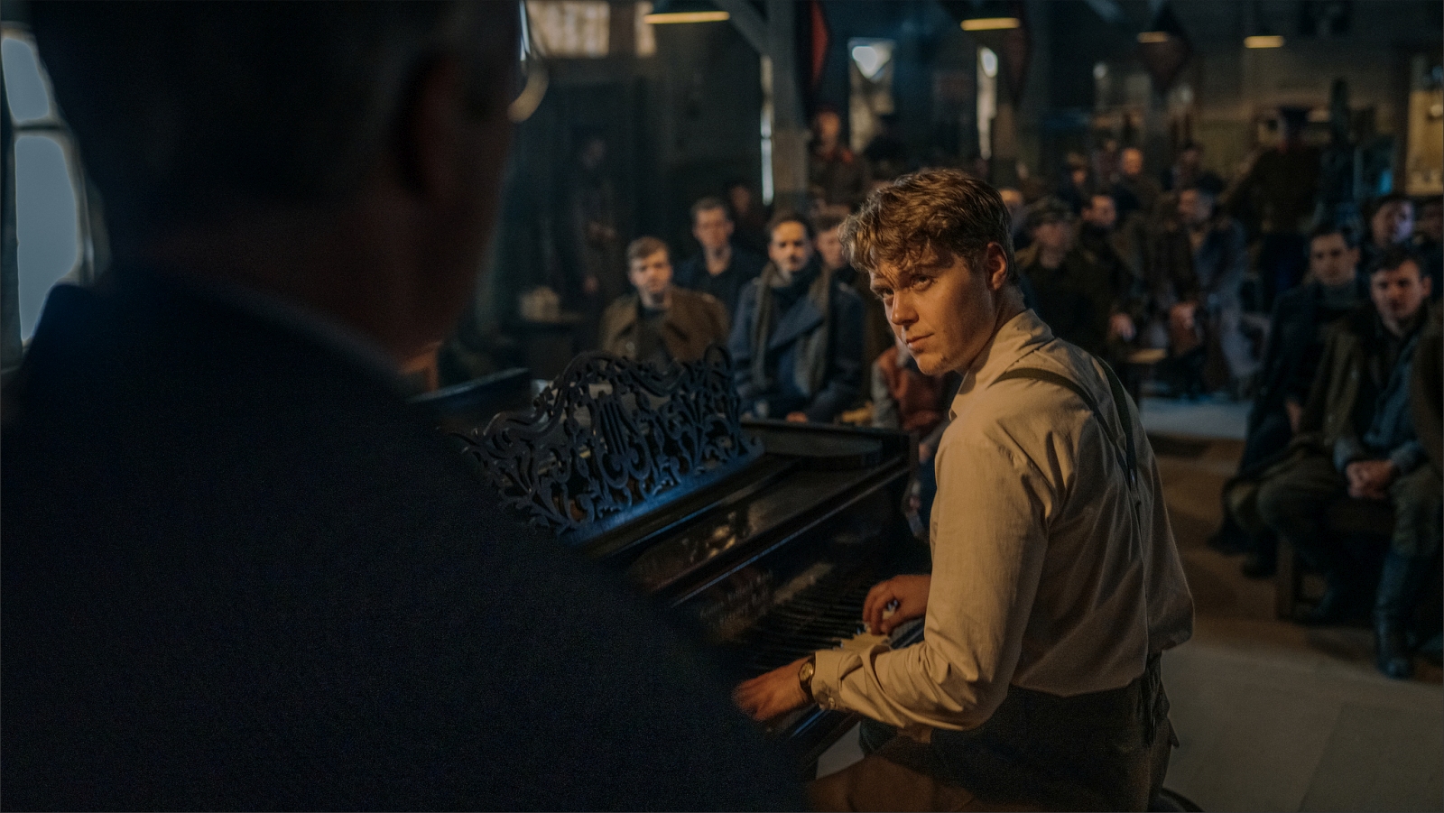 Obraz przedstawiający "Pojedynek” ze scenami ze Starych Oleszyc przedpremierowo w Rzeszowie