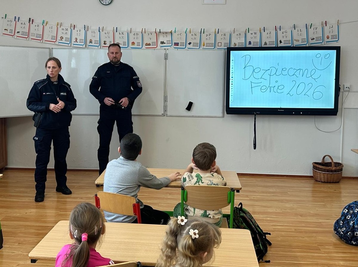 Obraz przedstawiający Policjanci rozmawiają o bezpiecznych feriach w powiecie lubaczowskim