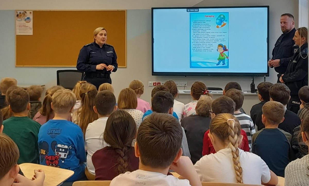 Obraz przedstawiający Policjanci rozmawiają o bezpiecznych feriach w powiecie lubaczowskim