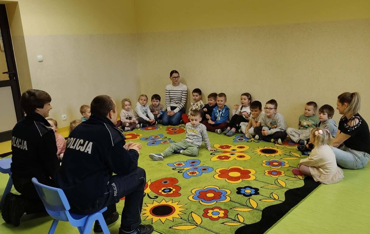 Obraz przedstawiający Policjanci rozmawiają o bezpiecznych feriach w powiecie lubaczowskim