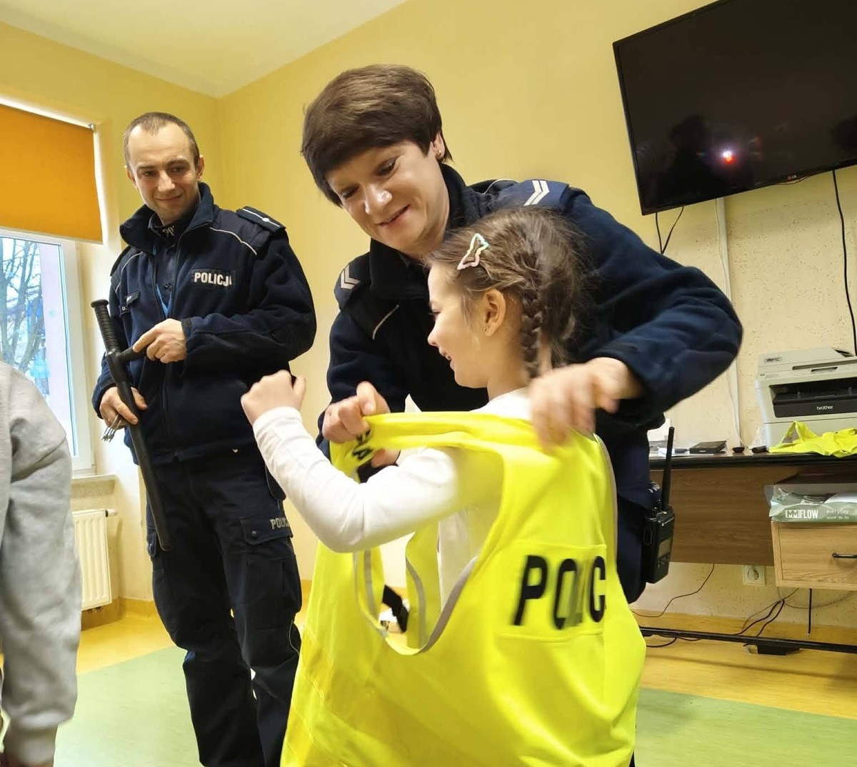 Obraz przedstawiający Policjanci rozmawiają o bezpiecznych feriach w powiecie lubaczowskim