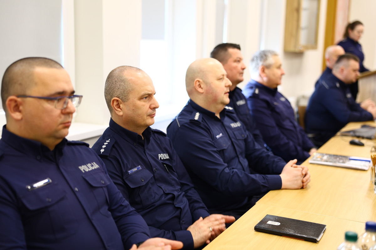 Obraz przedstawiający Lubaczowscy policjanci podsumowali 2025 rok, za nami roczna odprawa