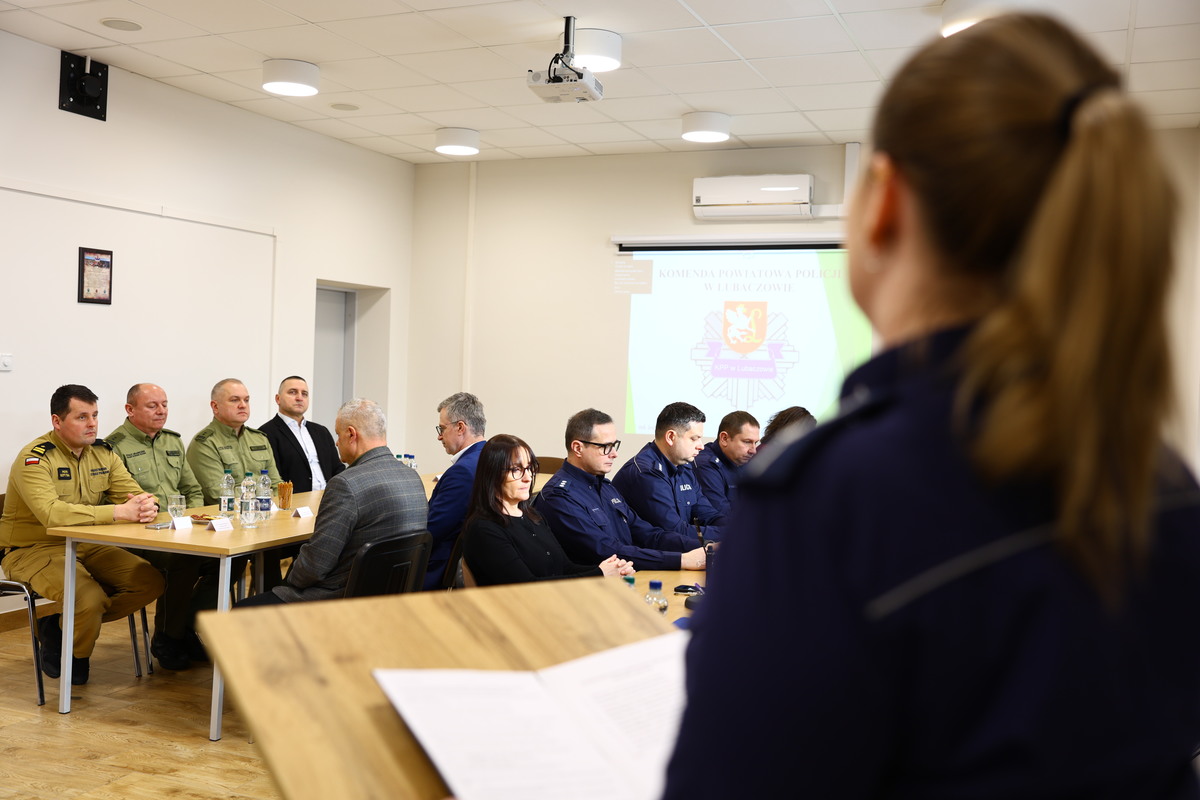 Obraz przedstawiający Lubaczowscy policjanci podsumowali 2025 rok, za nami roczna odprawa