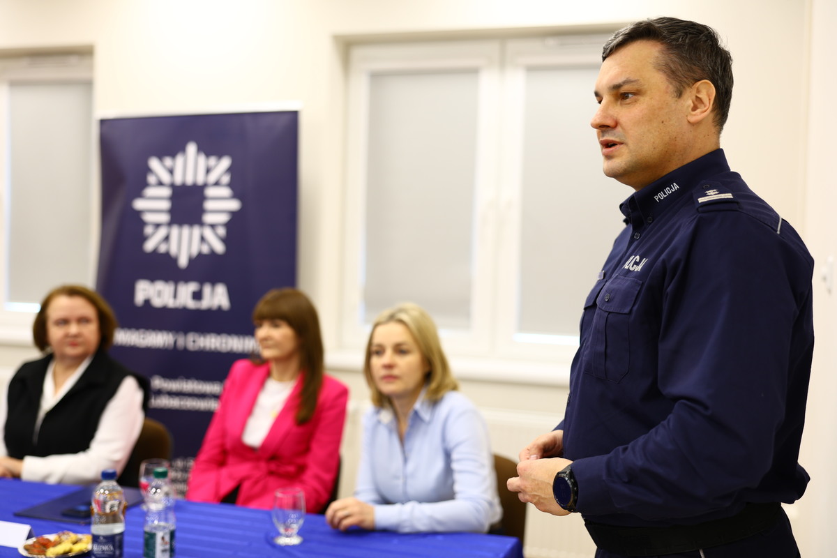 Obraz przedstawiający Lubaczowscy policjanci podsumowali 2025 rok, za nami roczna odprawa
