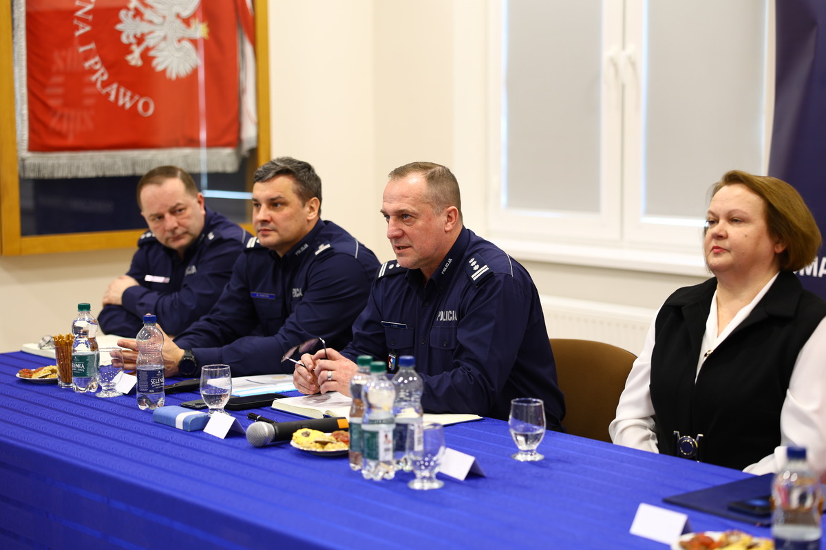 Obraz przedstawiający Lubaczowscy policjanci podsumowali 2025 rok, za nami roczna odprawa