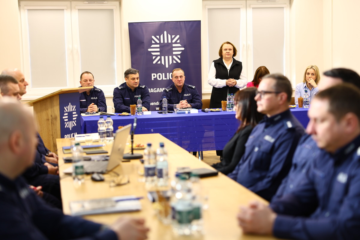 Obraz przedstawiający Lubaczowscy policjanci podsumowali 2025 rok, za nami roczna odprawa