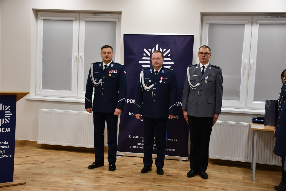 Obraz przedstawiający Obchody Dnia Służby Cywilnej i pożegnanie funkcjonariuszy w Lubaczowie [ZDJĘCIA]