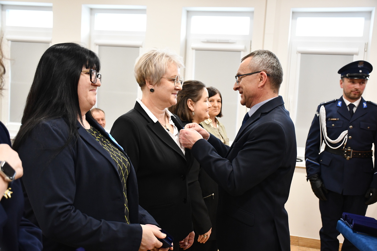 Obraz przedstawiający Obchody Dnia Służby Cywilnej i pożegnanie funkcjonariuszy w Lubaczowie [ZDJĘCIA]