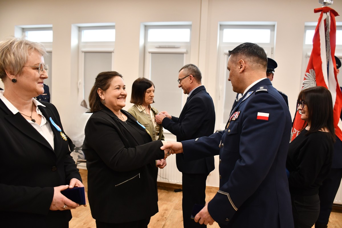 Obraz przedstawiający Obchody Dnia Służby Cywilnej i pożegnanie funkcjonariuszy w Lubaczowie [ZDJĘCIA]