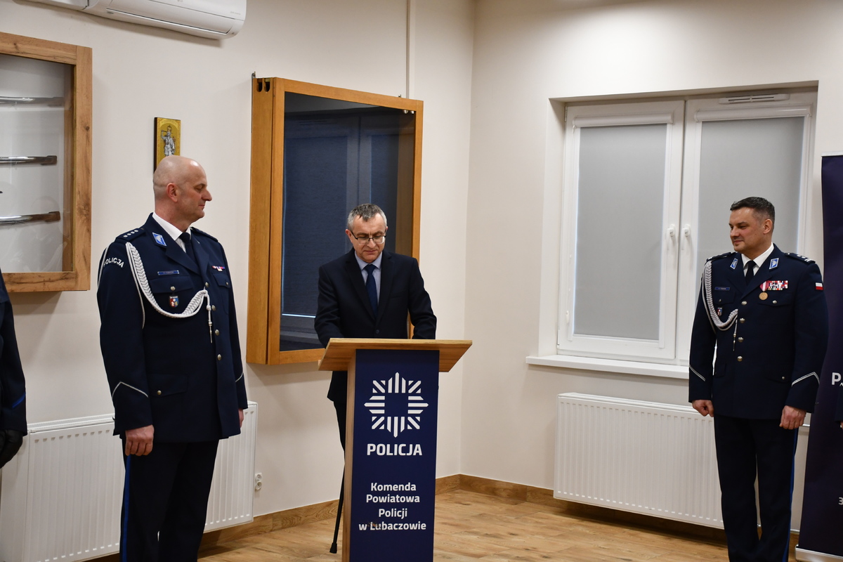 Obraz przedstawiający Obchody Dnia Służby Cywilnej i pożegnanie funkcjonariuszy w Lubaczowie [ZDJĘCIA]