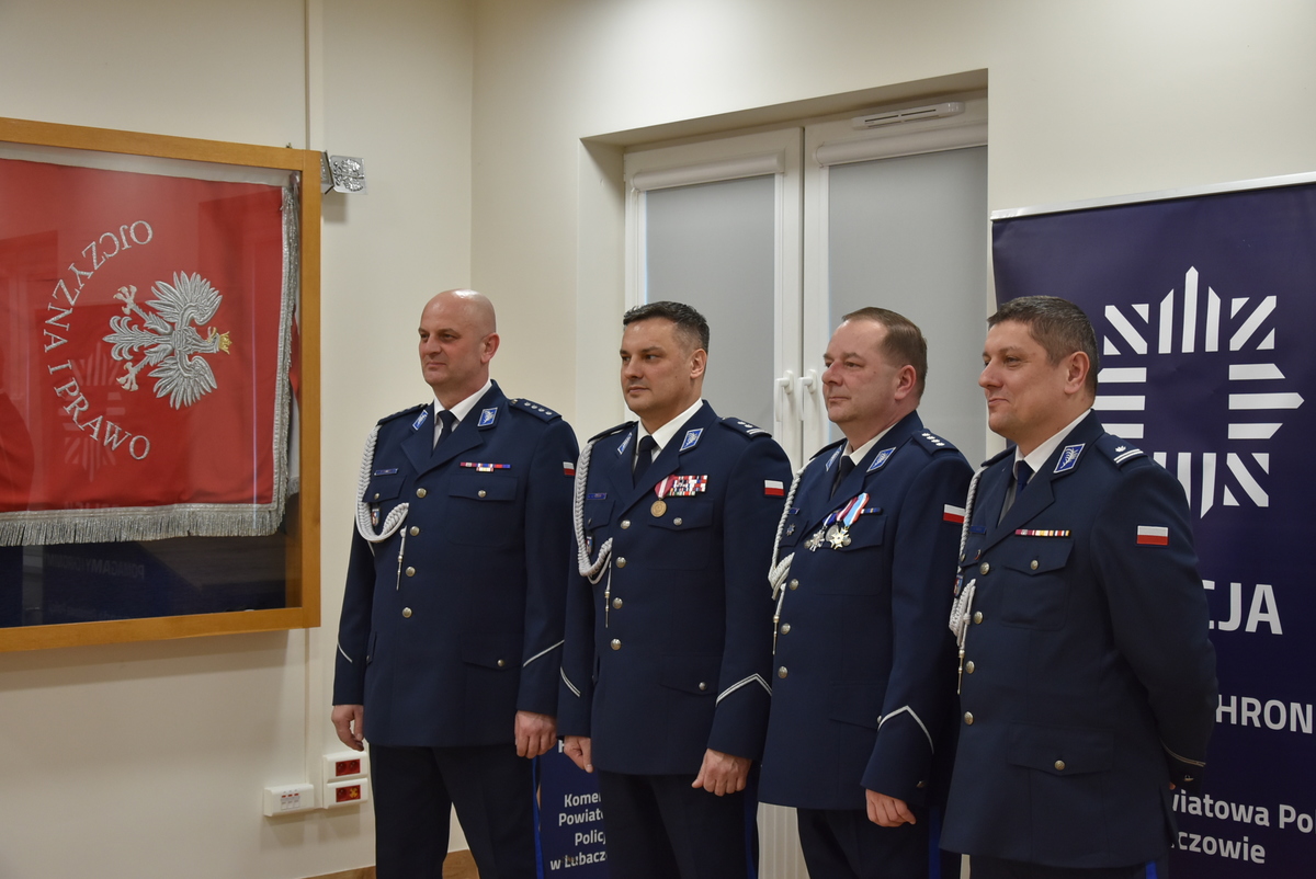 Obraz przedstawiający Obchody Dnia Służby Cywilnej i pożegnanie funkcjonariuszy w Lubaczowie [ZDJĘCIA]