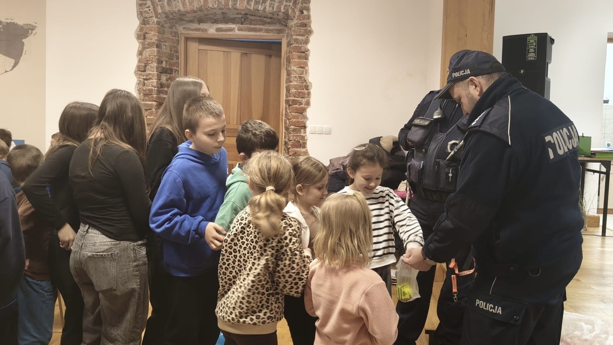 Obraz przedstawiający Policjanci z Narola odwiedzili uczestników półkolonii