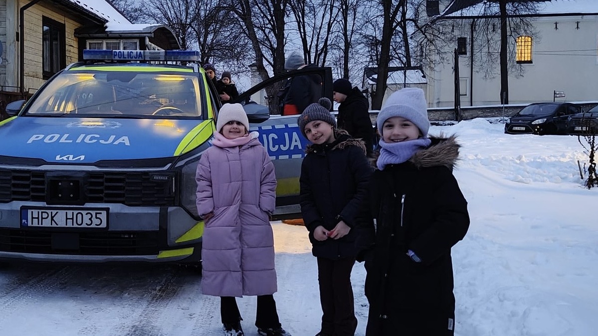 Obraz przedstawiający Policjanci z Narola odwiedzili uczestników półkolonii
