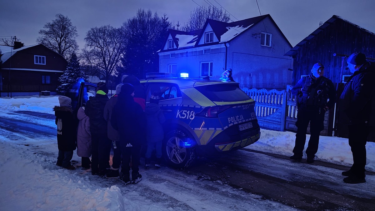 Obraz przedstawiający Policjanci z Narola odwiedzili uczestników półkolonii