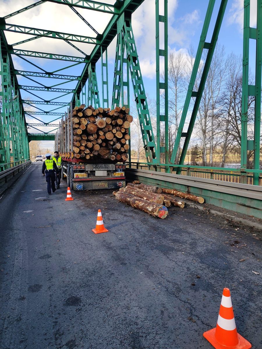 Obraz przedstawiający Kłody drewna spadły na most. Zawinił kierowca z powiatu lubaczowskiego