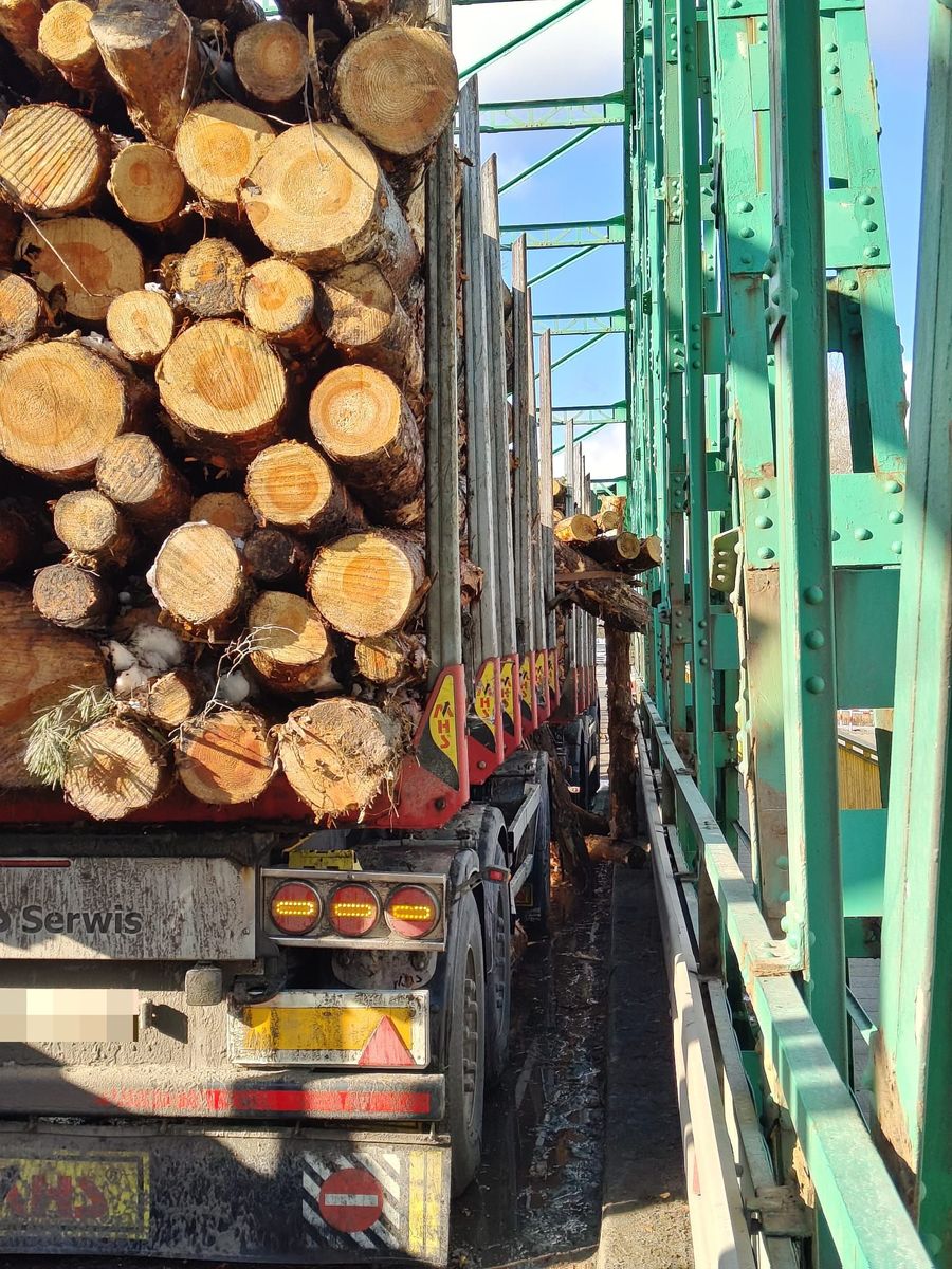 Obraz przedstawiający Kłody drewna spadły na most. Zawinił kierowca z powiatu lubaczowskiego