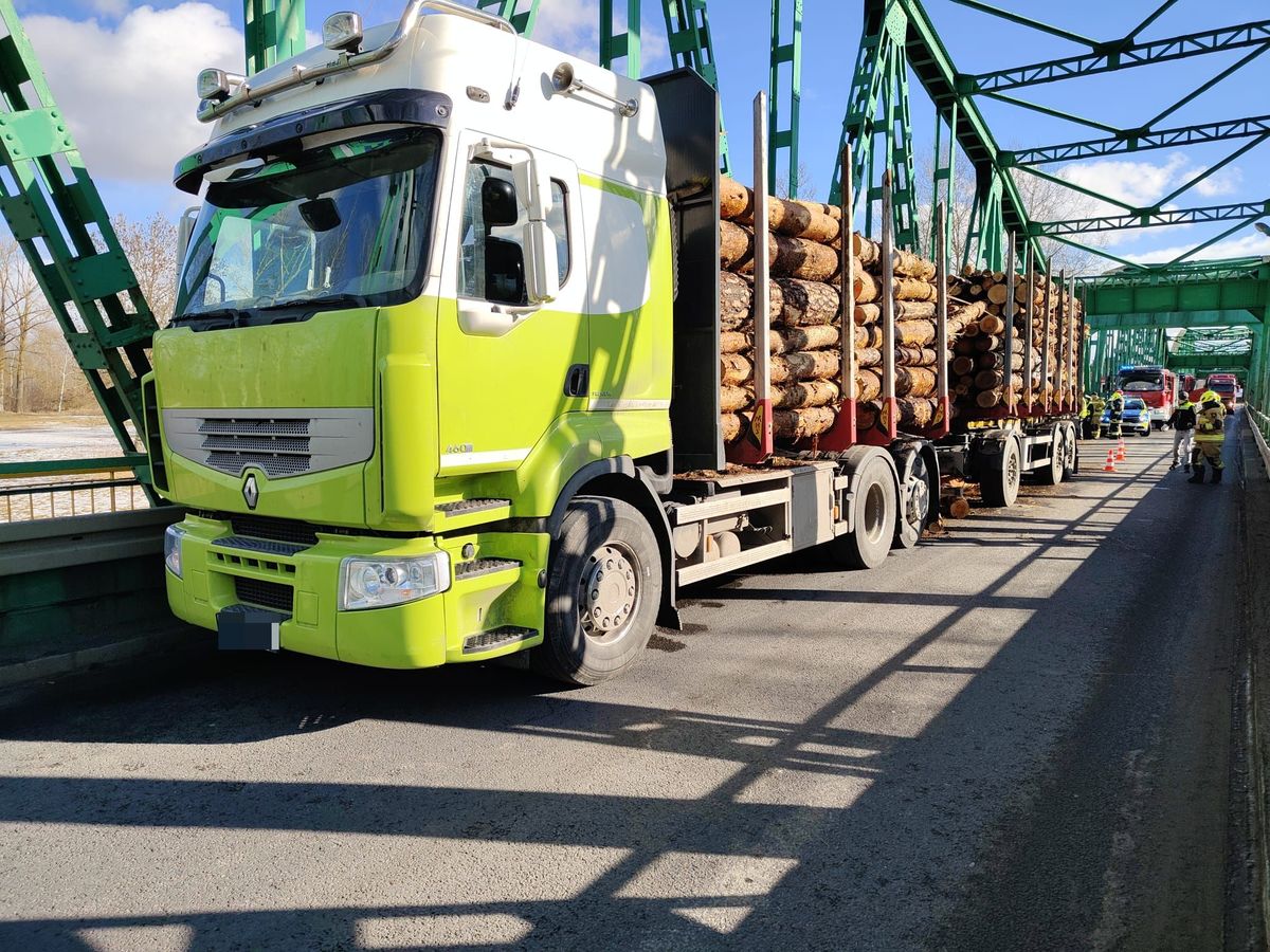 Obraz przedstawiający Kłody drewna spadły na most. Zawinił kierowca z powiatu lubaczowskiego