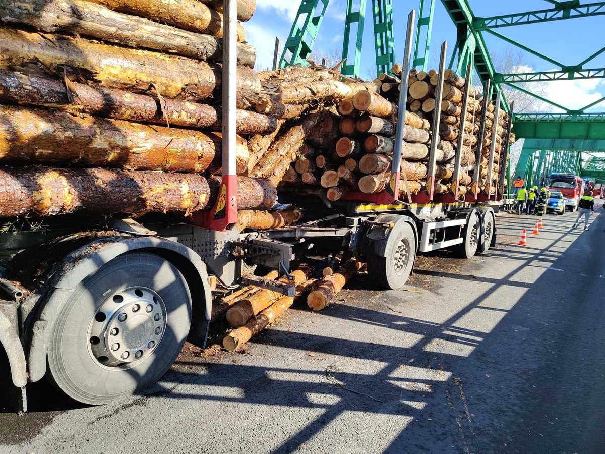 Obraz przedstawiający Kłody drewna spadły na most. Zawinił kierowca z powiatu lubaczowskiego