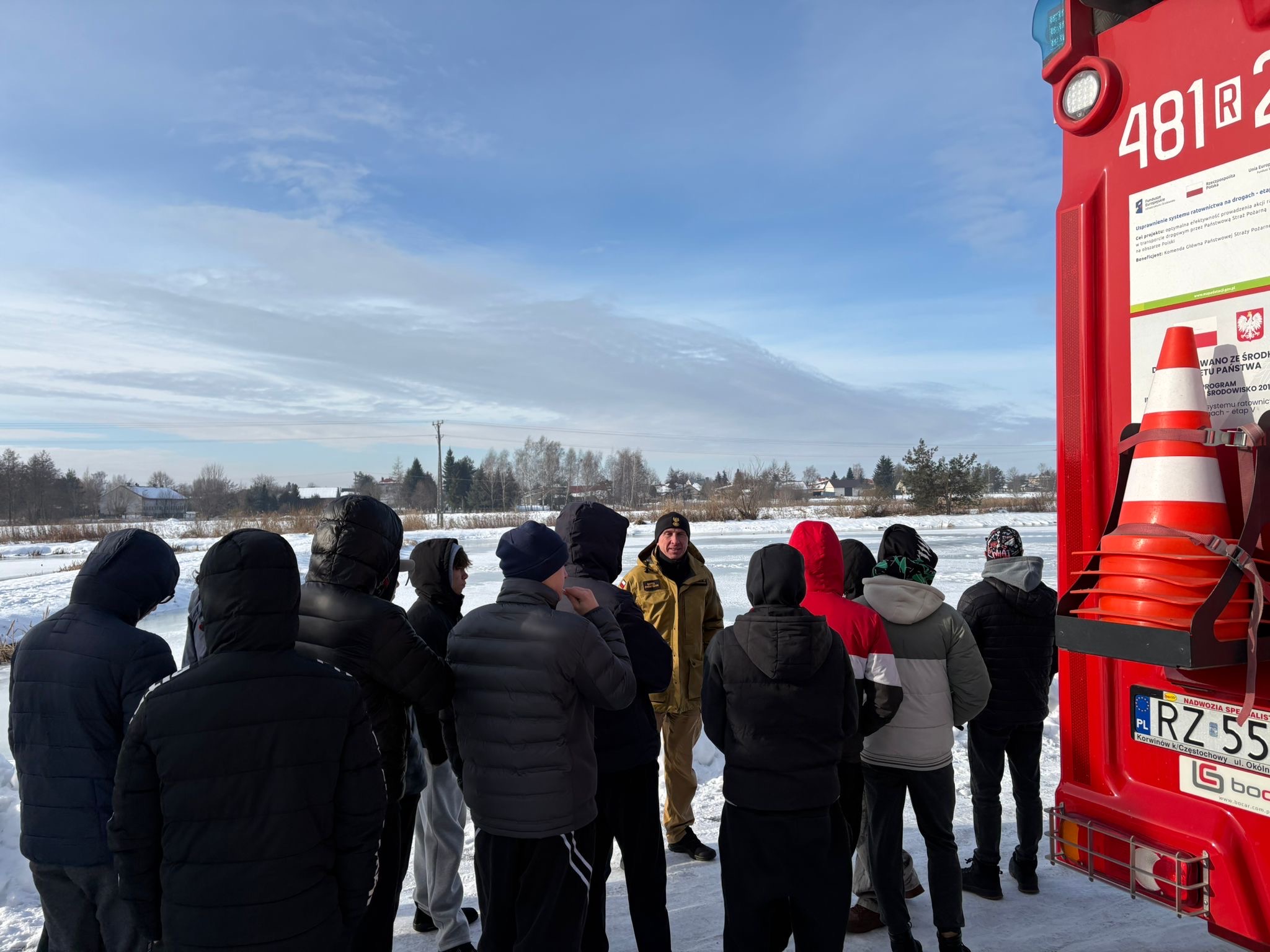 Obraz przedstawiający Strażacy z Lubaczowa szkolili się na lodzie i uczyli młodzież zasad bezpieczeństwa