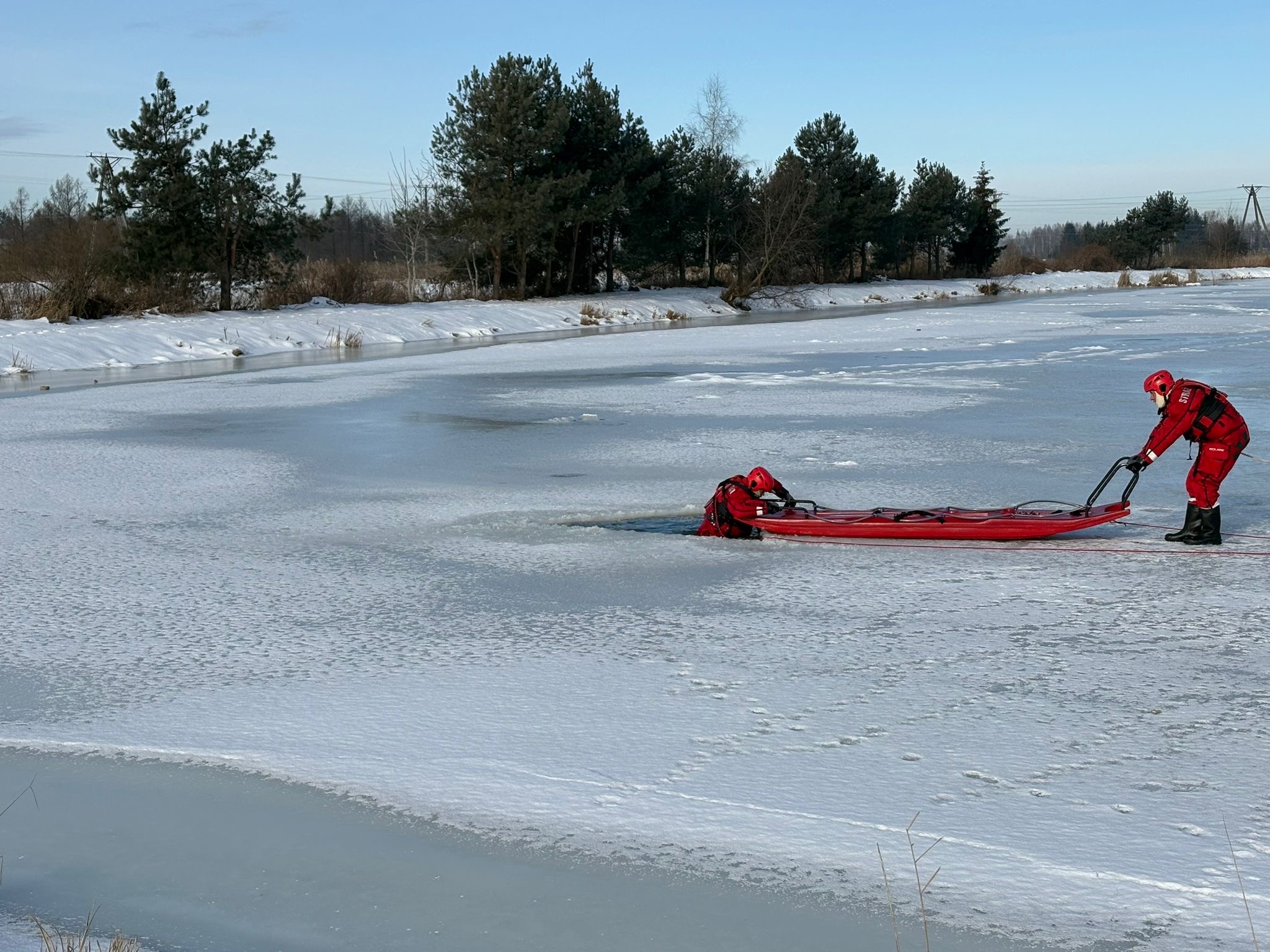 Obraz przedstawiający Strażacy z Lubaczowa szkolili się na lodzie i uczyli młodzież zasad bezpieczeństwa