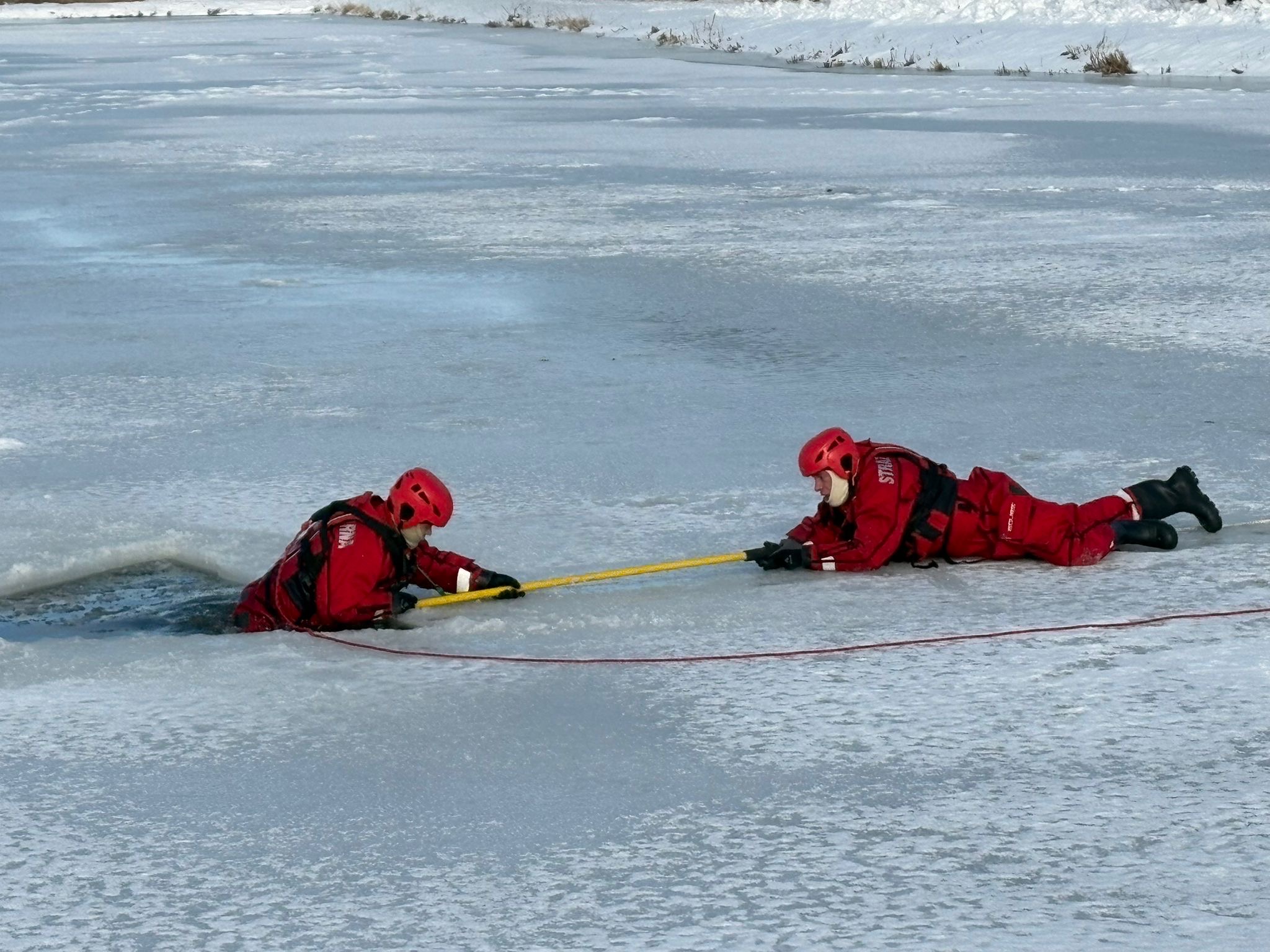 Obraz przedstawiający Strażacy z Lubaczowa szkolili się na lodzie i uczyli młodzież zasad bezpieczeństwa