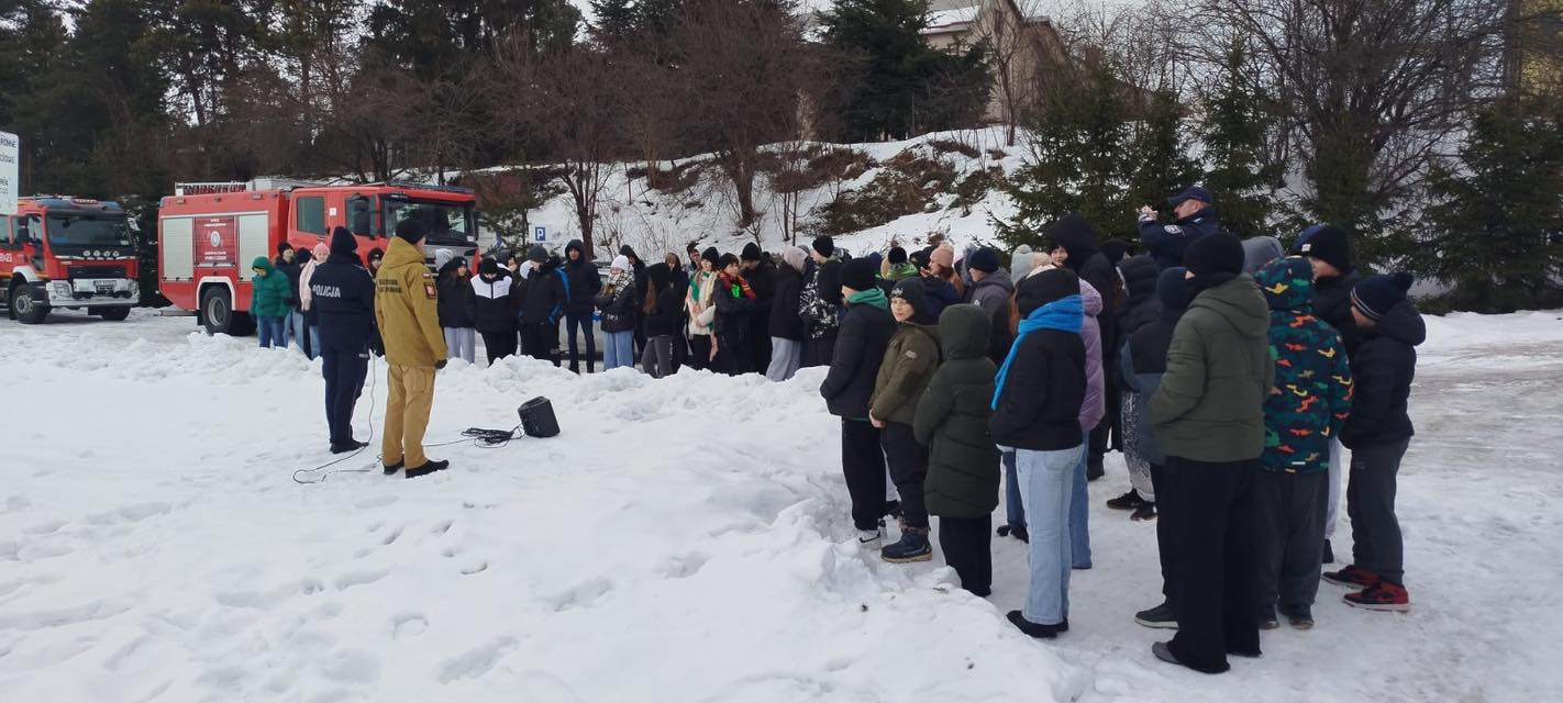 Obraz przedstawiający Strażacy z Lubaczowa szkolili się na lodzie i uczyli młodzież zasad bezpieczeństwa