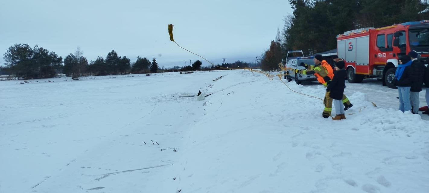 Obraz przedstawiający Strażacy z Lubaczowa szkolili się na lodzie i uczyli młodzież zasad bezpieczeństwa