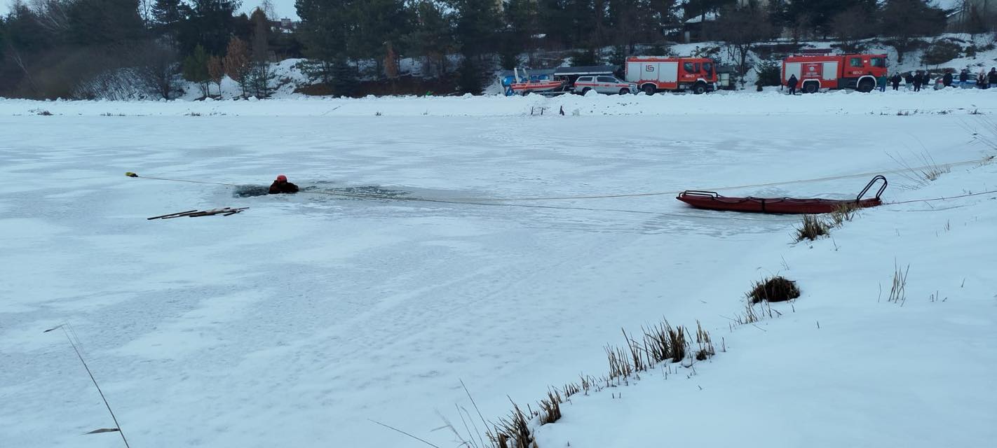 Obraz przedstawiający Strażacy z Lubaczowa szkolili się na lodzie i uczyli młodzież zasad bezpieczeństwa