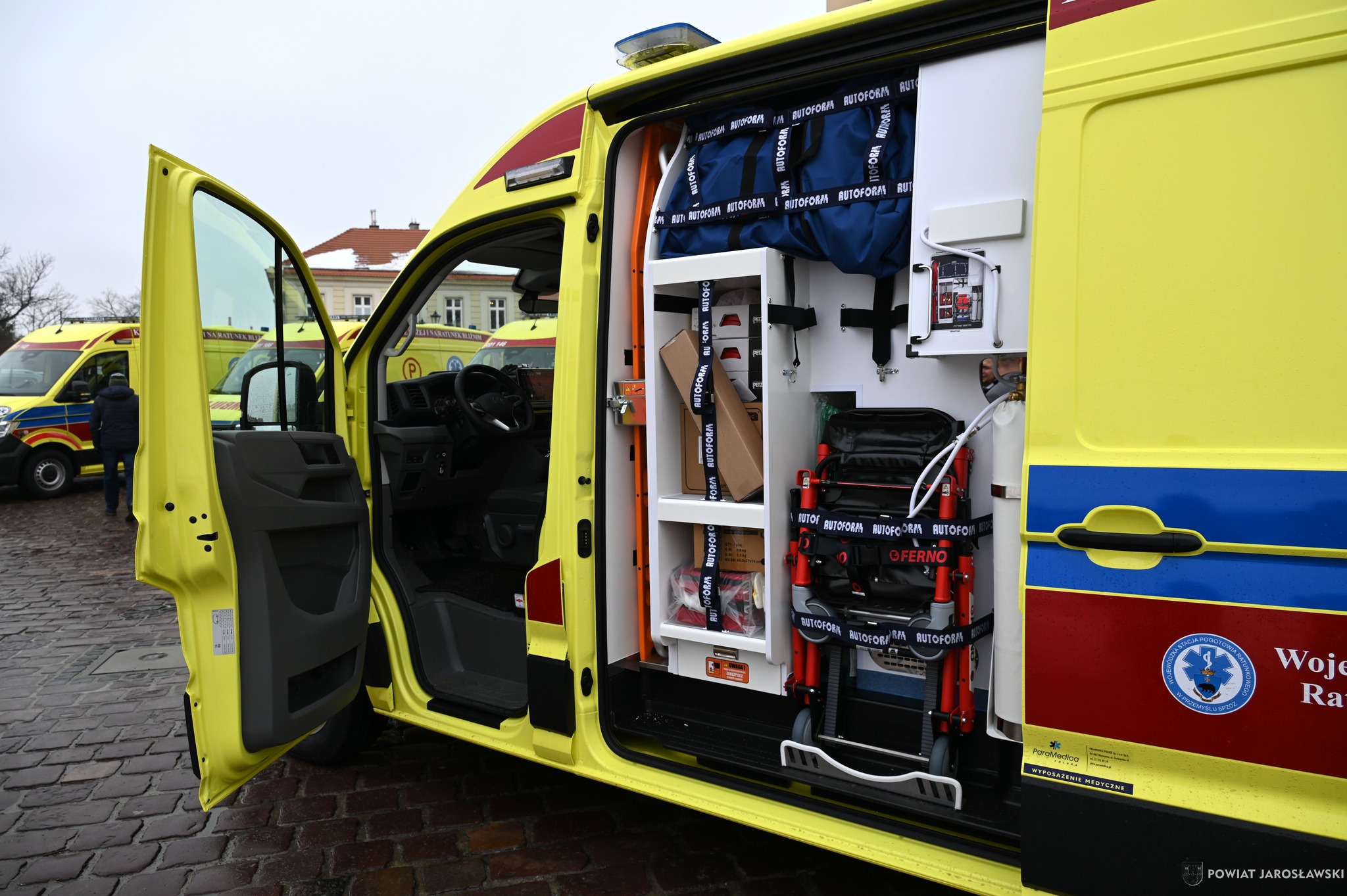 Obraz przedstawiający Nowoczesny ambulans zasilił lubaczowską stację pogotowia