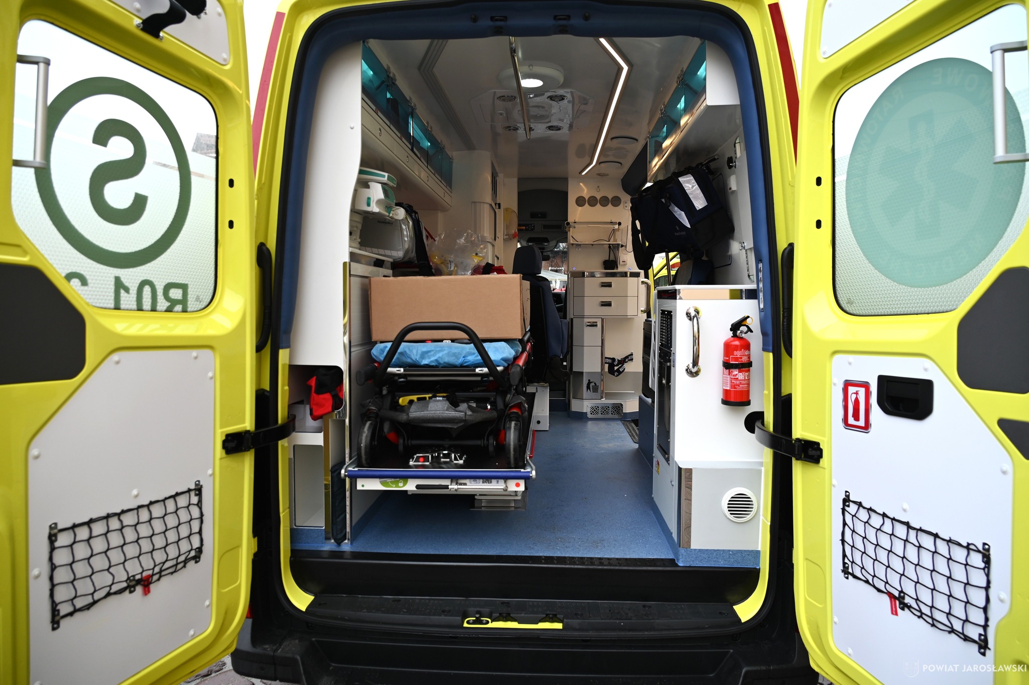 Obraz przedstawiający Nowoczesny ambulans zasilił lubaczowską stację pogotowia