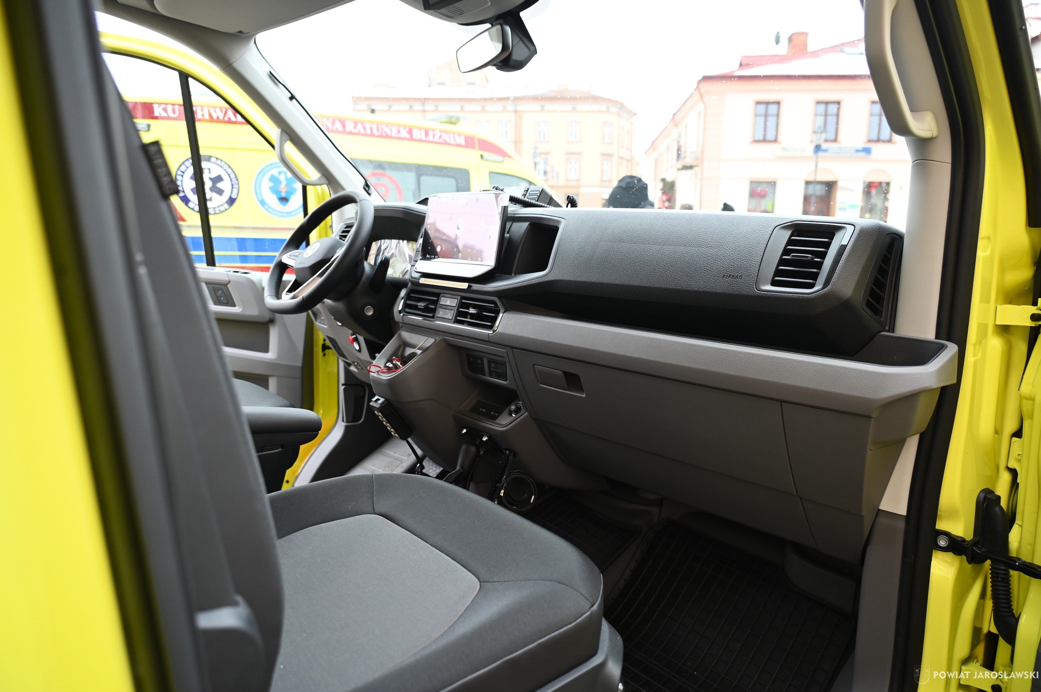 Obraz przedstawiający Nowoczesny ambulans zasilił lubaczowską stację pogotowia