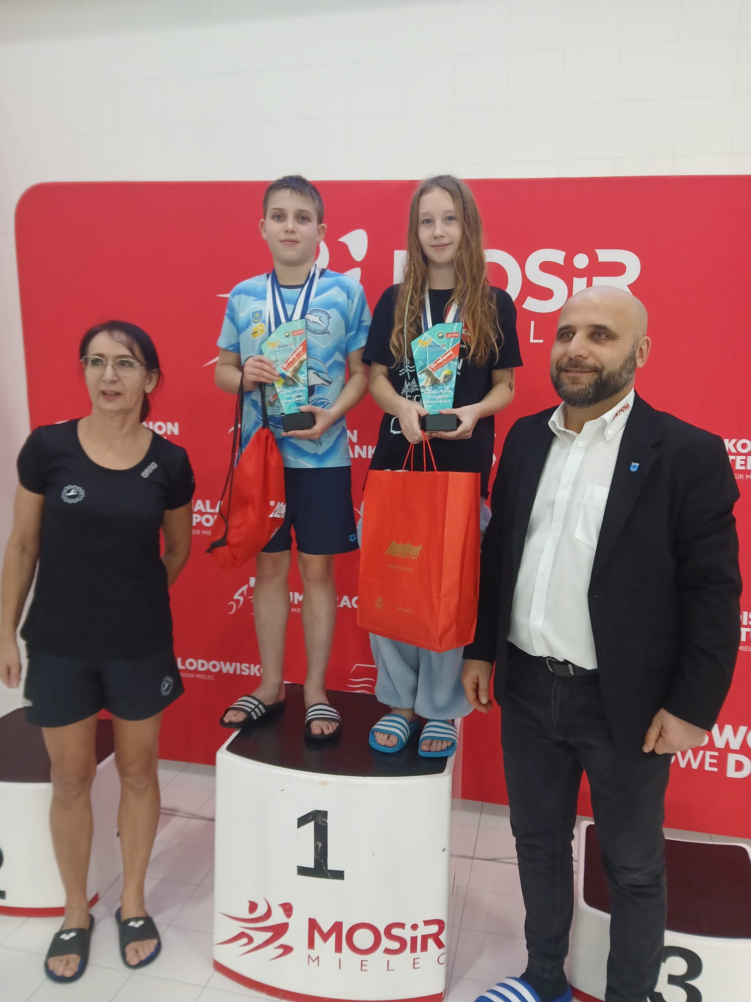 Obraz przedstawiający Świetny początek sezonu pływaków KP Rekin Lubaczów w Mielcu